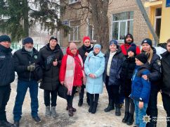 На Харківщині поліцейські вивезли з небезпечного села три родини з дітьми