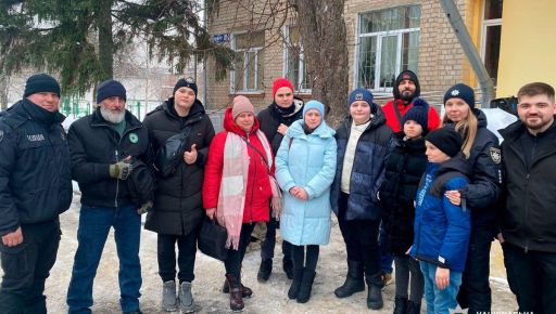 На Харківщині поліцейські вивезли з небезпечного села три родини з дітьми