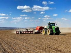 На Харківщині дрон вдарив по трактору під час посівної: подробиці