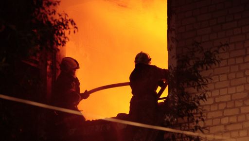 В Дергачах вражеские обстрелы вызвали масштабный пожар