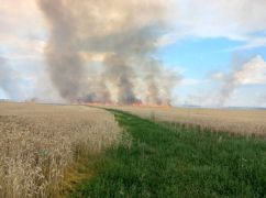 В Изюмском районе на Харьковщине в результате вражеских обстрелов горело поле пшеницы