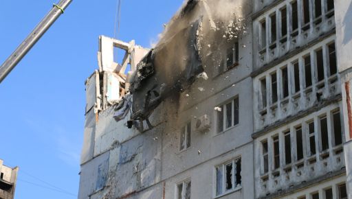 В разрушенной ракетами многоэтажке харьковские спасатели нашли боеприпас