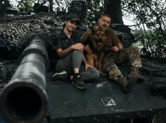 Танкіст, парамедик і їх вірний пес: подружжя військових, що воює на Харківщині, опинилось в об’єктивах фотографів
