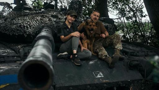 Танкист, парамедик и их верный пес: супруги-военные, что воюют на Харьковщине, оказались в объективах фотографов