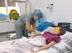 "Стала взрослее": девочка, которую на остановке в Харькове ранили рашисты, выздоравливает