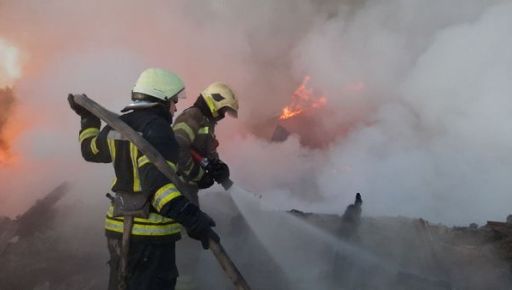 Рашисти обстріляли навчальний заклад у Харкові: Рятувальники гасять пожежу