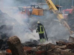 После российского обстрела в Харькове горит здание: кадры с места