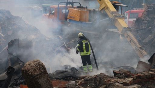 После российского обстрела в Харькове горит здание: кадры с места
