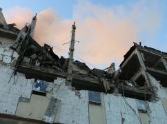 Спасатели потушили пожар, вспыхнувший после ночного обстрела в Харькове: разрушеное здание выглядит ужасающе