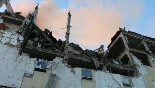 Рятувальники загасили пожежу, що спалахнула після нічного обстрілу в Харкові: зруйнована будівля виглядає моторошно