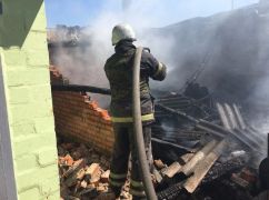 Из-за обстрелов россиян на Харьковщине вспыхнул пожар: Кадры спасателей