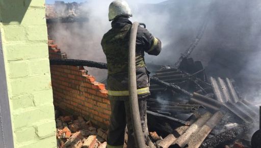 Из-за обстрелов россиян на Харьковщине вспыхнул пожар: Кадры спасателей