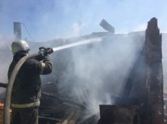 После утреннего обстрела Харькова в одном из районов города вспыхнул пожар: Кадры с места