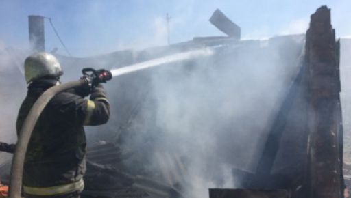 После утреннего обстрела Харькова в одном из районов города вспыхнул пожар: Кадры с места