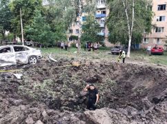 Двоє поранених, вибиті шибки у вікнах та пошкоджені майже 20 авто: Наслідки обстрілів на Харківщині