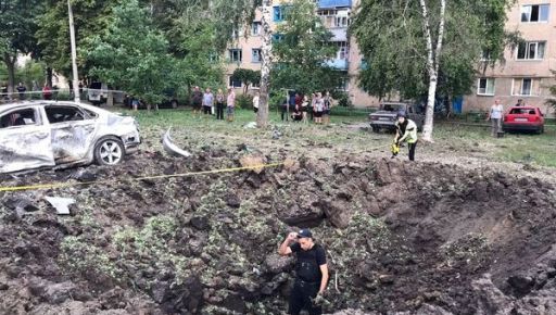 Двоє поранених, вибиті шибки у вікнах та пошкоджені майже 20 авто: Наслідки обстрілів на Харківщині