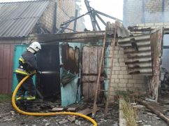 Спасатели рассказали, как тушили крупный бытовой пожар под Харьковом