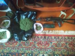 Наркотики та зброя в одній квартирі: На Харківщині поліція провела результативний обшук