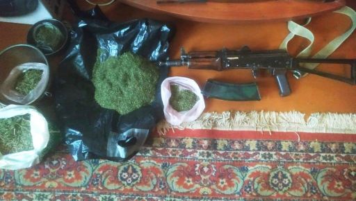 Наркотики и оружие в одной квартире: В Харьковской области полиция провела результативный обыск