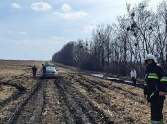 На Харківщині рятувальники витягнули з багнюки автомобіль з дітьми