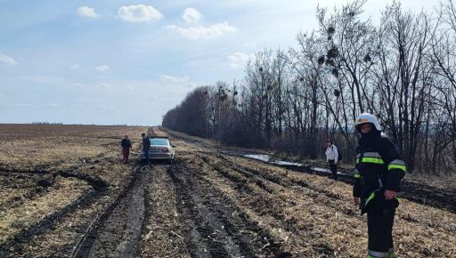 В Харьковской области спасатели вытащили из грязи автомобиль с детьми