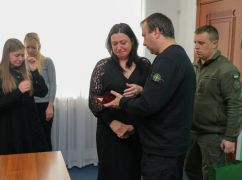 На Харківщині нагороду загиблого нацгвардійця вручили матері