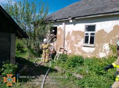 У місті під Харковом спалахнув будинок: Кадри з місця пожежі
