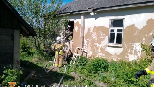 В городе под Харьковом загорелся дом: Кадры с места пожара