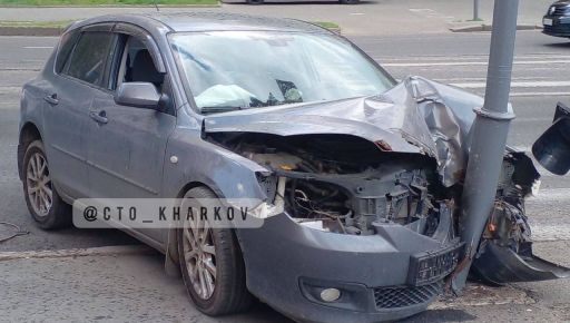 В Харькове легковушки не поделили проспект: Одно авто протаранило светофор