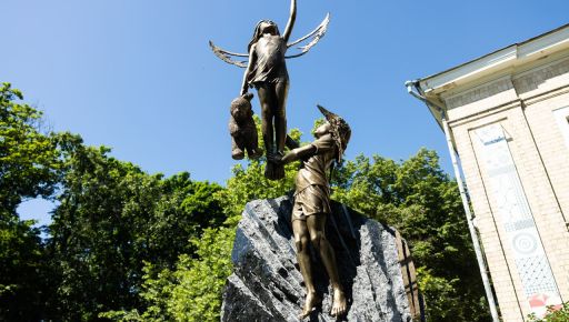 В Харькове установили монумент в память о детях, убитых россией