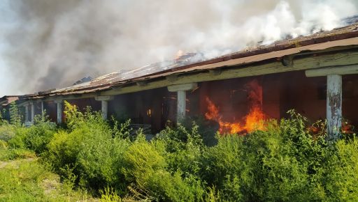 На Харьковщине произошел масштабный пожар из-за российских обстрелов