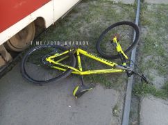 В Харькове около "Барабашово" трамвай сбил велосипедиста: Кадры аварии