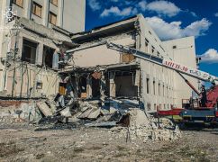 В Харькове взялись разбирать здание ВУЗа, который уничтожили ракетой: Кадры с места
