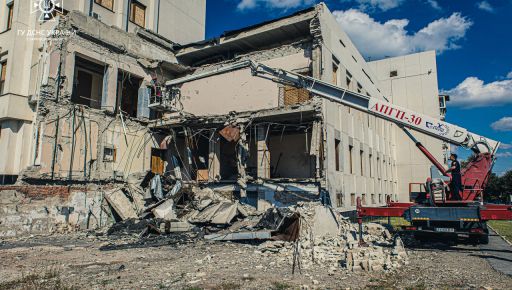 В Харькове взялись разбирать здание ВУЗа, который уничтожили ракетой: Кадры с места