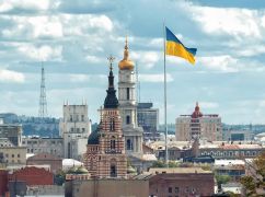 В центре Харькова заменили поврежденный ветром национальный флаг