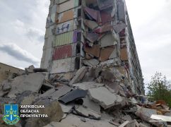 Напівзруйнована багатоповерхівка: Наслідки атаки на Вовчанськ показали з висоти