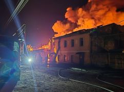 У Харкові після атаки "Шахедами" сталася масштабна пожежа: Опубліковане відео
