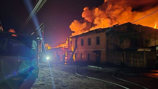 У Харкові після атаки "Шахедами" сталася масштабна пожежа: Опубліковане відео