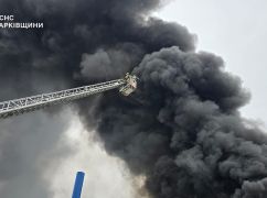 В Харькове показали, как тушат масштабный пожар после российского авиаудара