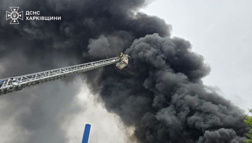 У Харкові показали, як гасять масштабну пожежу після російського авіаудару