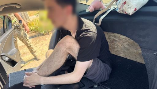 Житель Харківщини за 8 тис. доларів намагався виїхати з України у багажнику авто