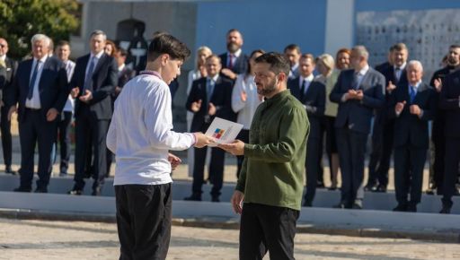 Син бійця харківської бригади отримав паспорт громадянина України з рук президента