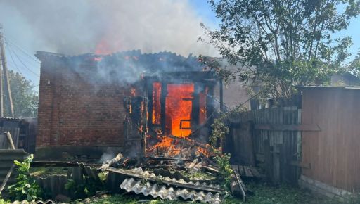 Спасатели показали последствия дроновой атаки на частные дома в Харьковской области