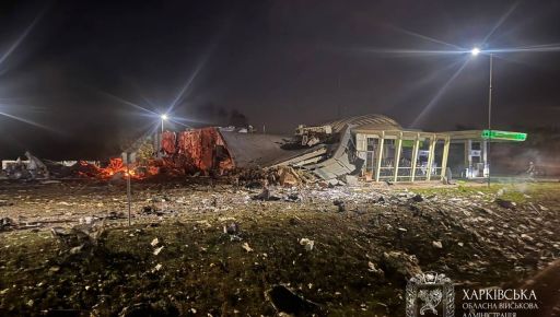На Харківщині внаслідок авіаудару по АЗС постраждали 8 людей: кадри з місця влучання