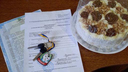 На Харьковщине мэр отдала ключи от квартиры сироте