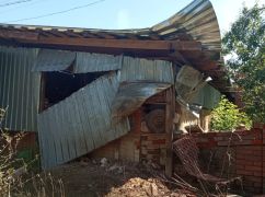 У Харківській області під час повторного удару по селу поранено літню жінку