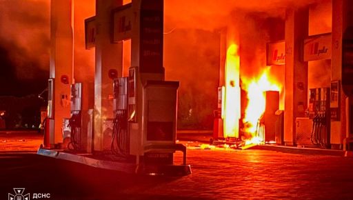 Спасатели показали последствия ночной атаки на АЗС в Харькове