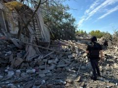 Росіяни скинули п&rsquo;ять авіабомб на селище у Харківській області, є поранені