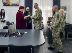Матері загиблого на Харківщині прикордонника вручили його посмертну нагороду