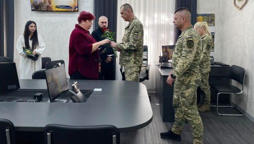Матері загиблого на Харківщині прикордонника вручили його посмертну нагороду